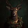 Porträt eines Rehs mit Winterkranz, dunklem Hintergrund und zeitloser Waldatmosphäre von But First Framing