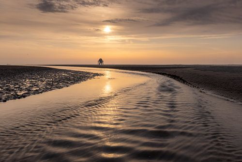 Sonnenuntergang auf der Engelsmanplaat im Wattenmeer bei der Wattenmeer-Rettungsstation