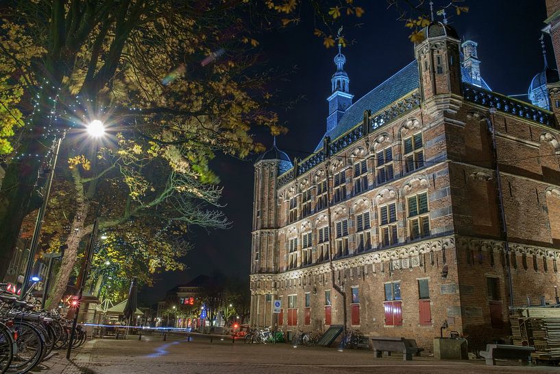 Deventer Brink de Waag bij avond by Han Kedde