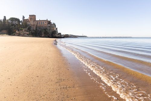 Zandstrand Praia da Angrinha met uitzicht op het kasteel Castelo de Ferragudo. Ochtend in de baai van Portimāo, Ferragudo, Algarve, Portugal