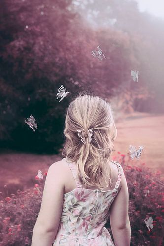 Magische Kinderfotografie met Vlinders: Dromerig Beeld van Meisje in Bloementuin