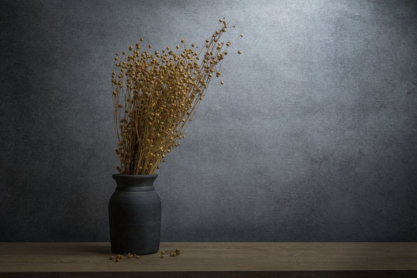 Stilleben mit getrocknetem Asi-Gras in einer irdenen Vase von John van de Gazelle fotografie
