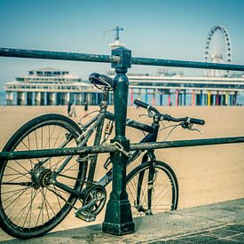 Fiets op de boulevard van Scheveningen met de pier op de achtergrond van Esther van Lottum-Heringa