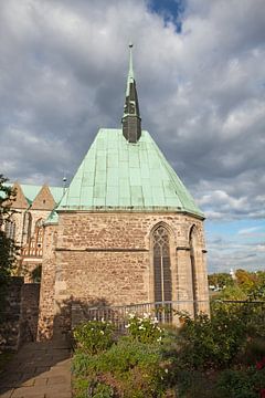 Magdeburg - Magdalenenkapelle, im Hintergrund die Kirche Sankt Petri sowie der Jahrtausendturm von t.ART