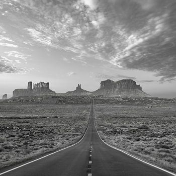 La route infinie vers l'horizon de Monument Valley