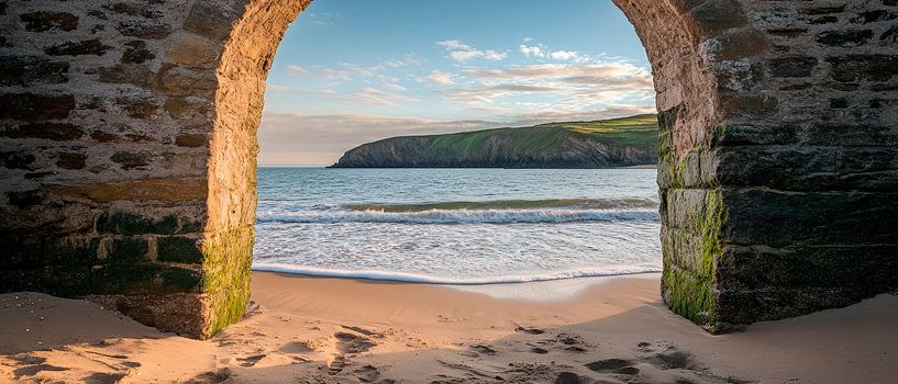 Blick auf Strand durch Steinbogen von Poster Art Shop