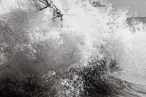 Lemster Skûtsje par vague sur ThomasVaer | Tom Coehoorn