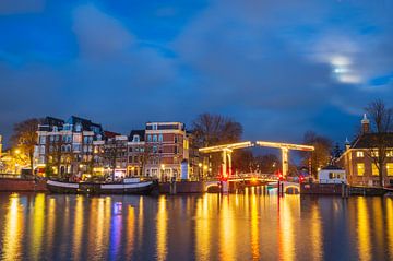 Ponts illuminés d'Amsterdam sur la rivière Amstel en hiver sur Sjoerd van der Wal Photographie