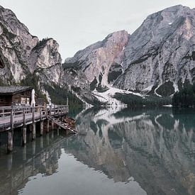 Lago di Braies - Italië van Gerard Van Delft