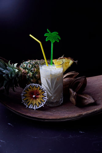 Rum ontmoet ananas banaan kokosnoot. Heerlijke en fruitige cocktails geserveerd in een glas
