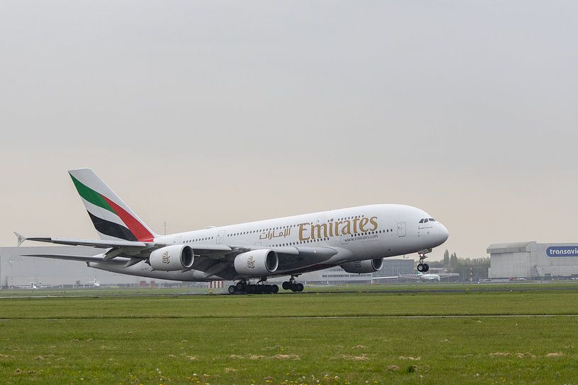 Emirates A380 stijgt op vanaf Schiphol van Thijs Schouten