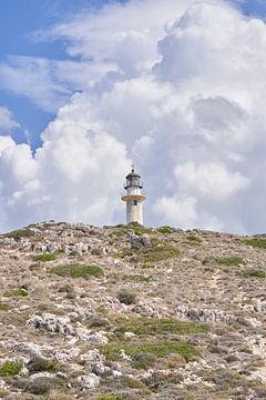 Onweersbui achter de vuurtoren (staande versie) van Cor de Hamer