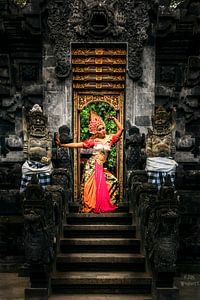 Bali-tempel ingang met danser van Fotos by Jan Wehnert
