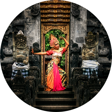 Bali-tempel ingang met danser van Fotos by Jan Wehnert