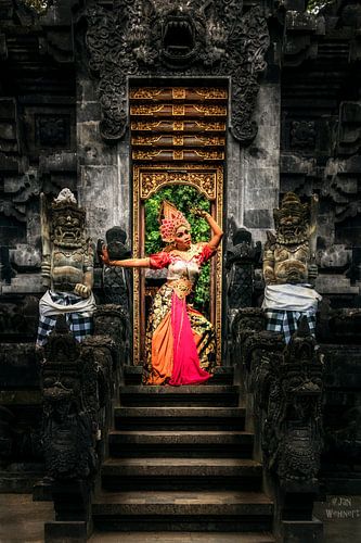 Bali-tempel ingang met danser
