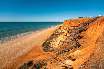 Wendeltreppe am Strand Praia da Falésia an der Algarve, Portugal