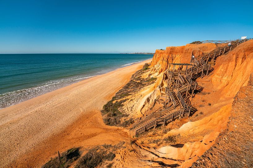 Escalier en colimaçon sur la plage de Praia da Falésia en Algarve, Portugal par Leo Schindzielorz