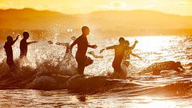 Ochtendgloren van Kracht: Ironman Start in Marbella van Mick de Jong