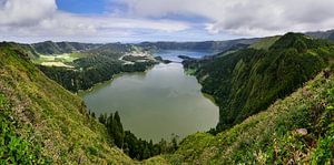 Grüner und blauer Kratersee