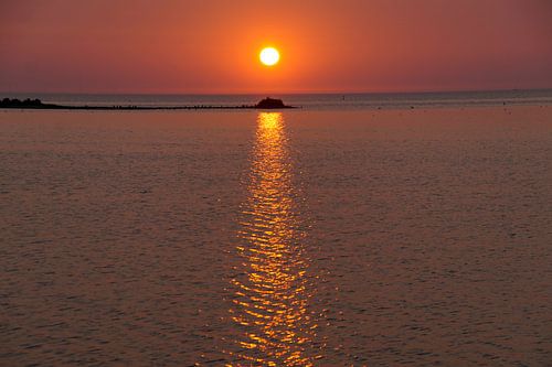 zonsondergang stralend over het IJsselmeer