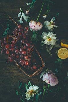 Stilleven van druiven, dahlia's, pioenrozen en citroen in oude meesters stijl van From My Eyes