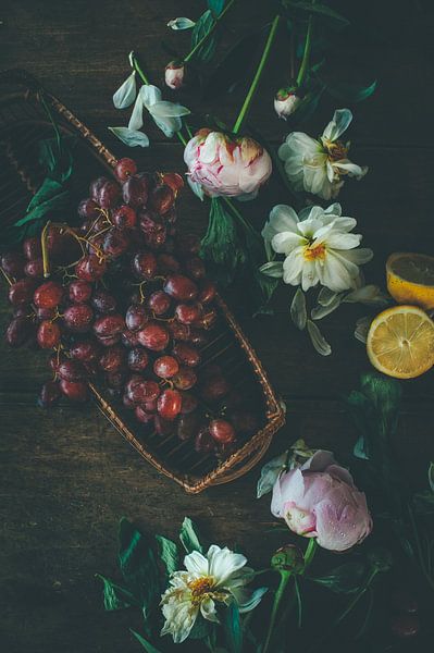Nature morte de raisins, dahlias, pivoines et citrons dans le style des anciens maîtres par From My Eyes