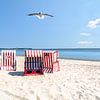 trois chaises de plage à rayures rouges et blanches avec une mouette sur GH Foto & Artdesign