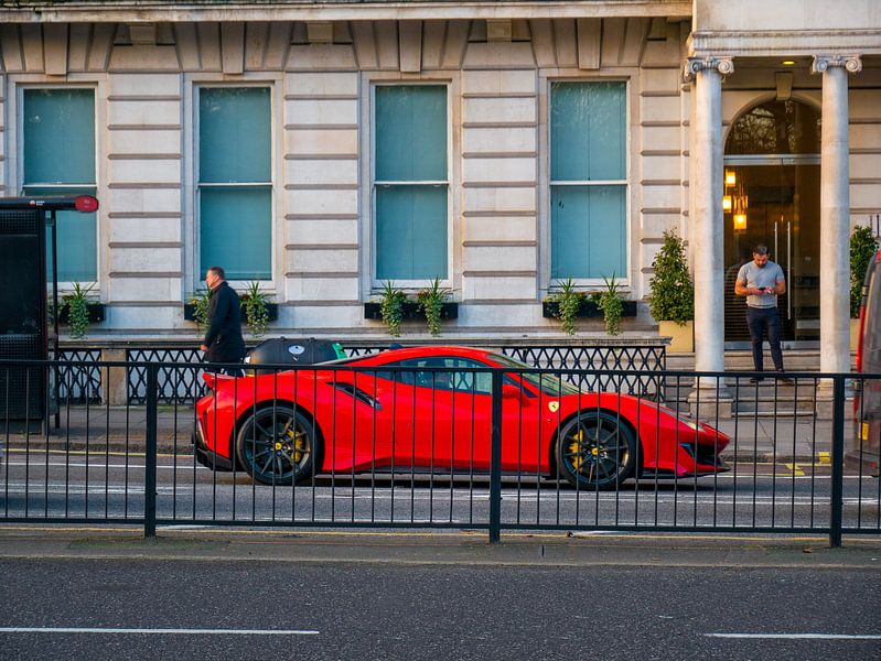Ferrari in London (Piccadilly Road) von Matthijs Noordeloos