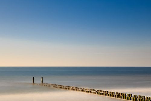 Wellenbrecher am Strand im Wasser.