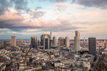 Zonsondergang over de skyline van Frankfurt van Fotos by Jan Wehnert
