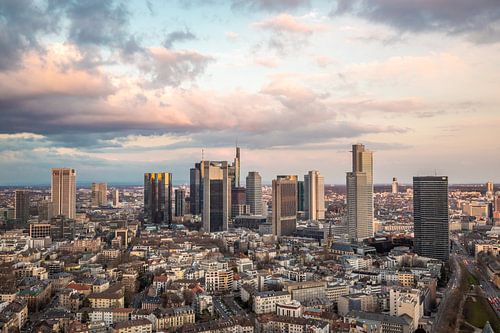Zonsondergang over de skyline van Frankfurt