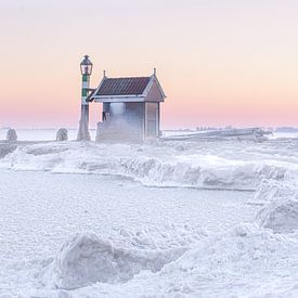 Havenhoofd Volendam met bevroren Markermeer | reisfotografie print | Nederland van Kimberley Jekel
