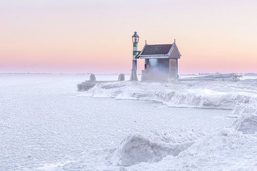 Hafenkopf Volendam mit zugefrorenem Markermeer | Reisefotografie Druck | Niederlande von Kimberley Jekel