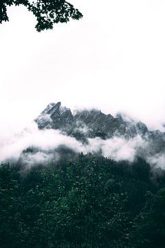 De bergen die zich verstoppen in de wolken fotografie van Ken Tempelers