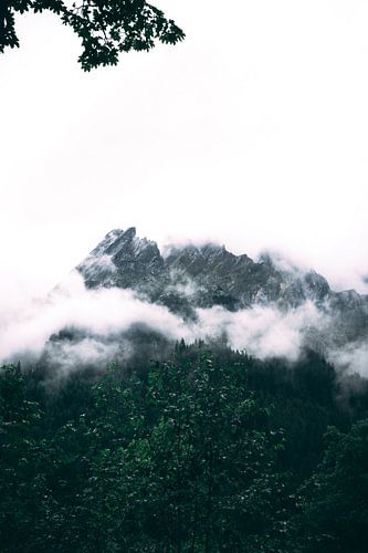 Les montagnes se cachant dans les nuages photographie