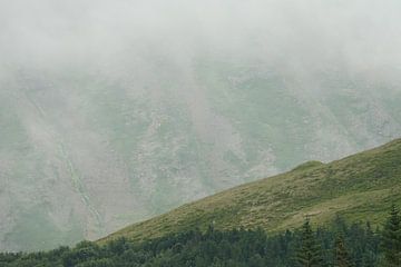 Mistig berglandschap in IJsland van Melanie Hermes