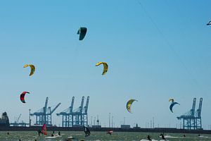 Kitesurfen aan de Noordzee. van Blond Beeld