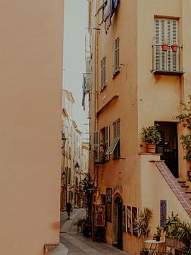 In den Straßen von Menton | Reisefotografie Kunstdruck in den Straßen von Menton | Cote d'Azur, Südfrankreich von ByMinouque
