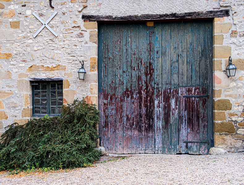 France - Porte de grange colorée par Francisca Snel