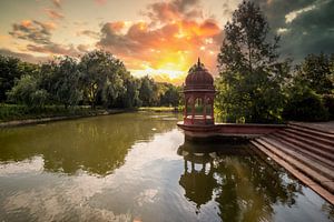 Pavillon im See, Sonnenuntrgang im Krishna-Tal in Somogyvamos