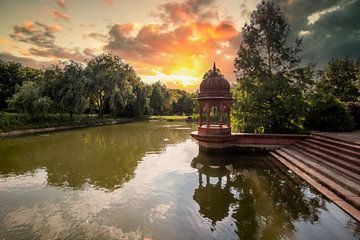 Paviljoen in het meer, zonsondergang in Krishna Valley in Somogyvamos van Fotos by Jan Wehnert