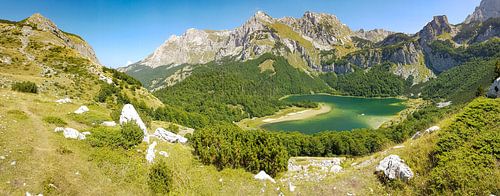 Ongerepte bergwereld in het Nationaal Park Sutjeska - ongerepte natuur met de Herzsee