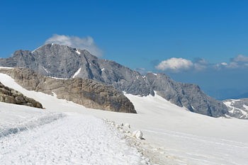 Dachstein Hochgebirgslandschaft mit schroffen Bergen unter blauem Himmel