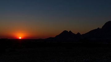 Zonsondergang Spitzkoppe (3) van Lennart Verheuvel