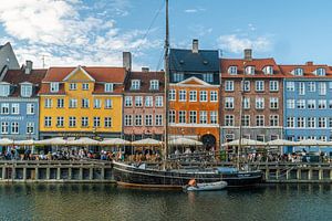 Un vieux voilier dans une rue colorée de Copenhague