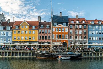 Oude zeilboot aan kleurrijke straat in Kopenhagen van Axel Weidner