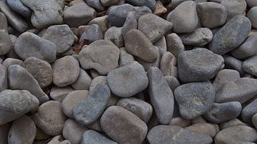 Ronde stenen op het strand van Timon Schneider