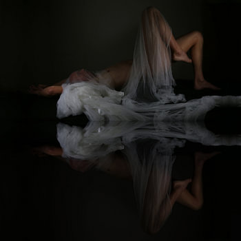 Nackter Mann mit Spiegelung und Moskitonetz. Titel: Reflexion der Seele