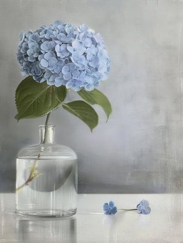 Stilleven met blauwe hortensia in Japandi stijl