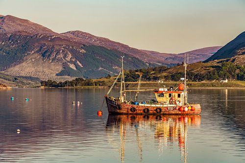 Fischkutter am Loch Broom bei Ullapool in Schottland von Werner Dieterich